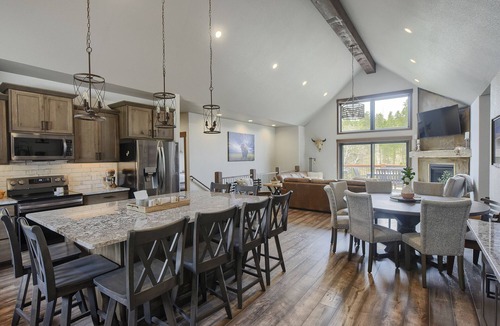Deadwood Cabin | Stunning 3700+ Sq. Ft Lodge w/Firepit, Hot Tub, Large Garage - Paved!
