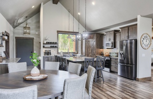 Deadwood Cabin | Stunning 3700+ Sq. Ft Lodge w/Firepit, Hot Tub, Large Garage - Paved!
