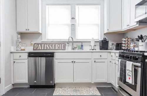 Libertyville Apartment | Stunning apt in DT Libertyville - Near Naval Base