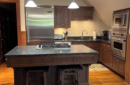 Evanston Apartment | Stunning Coach House in Evanston, near Lake and Northwestern University
