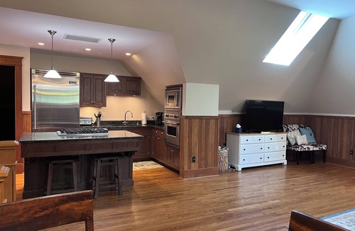 Evanston Apartment | Stunning Coach House in Evanston, near Lake and Northwestern University