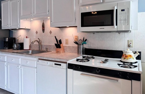 Union City Apartment | Stunning Empire State View - Apt # 4 - Sleeps 12! - 15 mins to NYC
