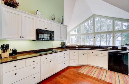 Paynesville House | Stunning Executive Cottage on Lake Koronis