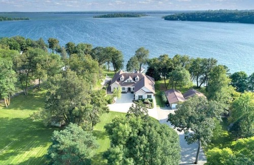 Paynesville House | Stunning Executive Cottage on Lake Koronis