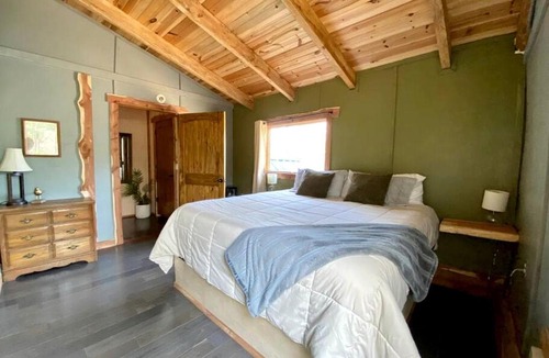 Boles House | Stunning Group Cabin with Beautiful Surroundings and Hiking Trails in Arkansas