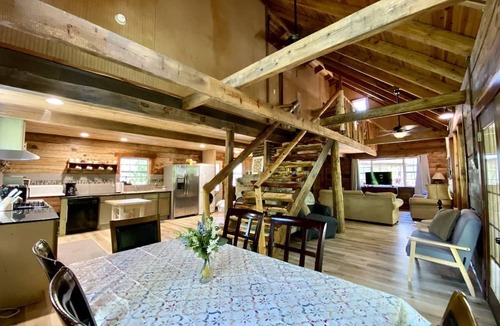 Boles Cabin | Stunning Group Cabin with Beautiful Surroundings and Hiking Trails in Arkansas