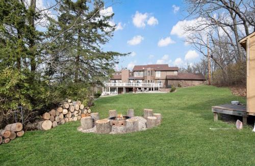 Bucyrus House | Stunning home woods 15 min to overlandpark