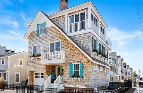 North Beach Haven House | Stunning Ocean-Side 4 Bedroom Property with a Hot Tub and Endless Views