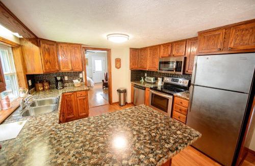 Sugar Grove House | Stunning Secluded Cottage with Hot-tub in Breech House, North Carolina