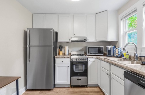 Highwood Apartment | Stylish 1 Bedroom Apartment in Downtown Highood, Walk to Train station!