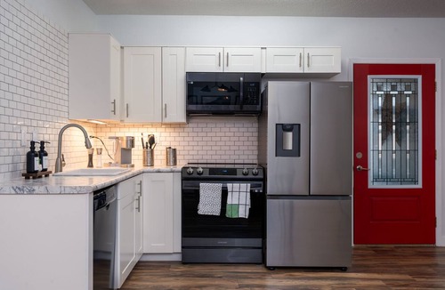 Somerset Apartment | Stylish 2BR Retreat in Downtown Somerset Sleeps 6 + Parking
