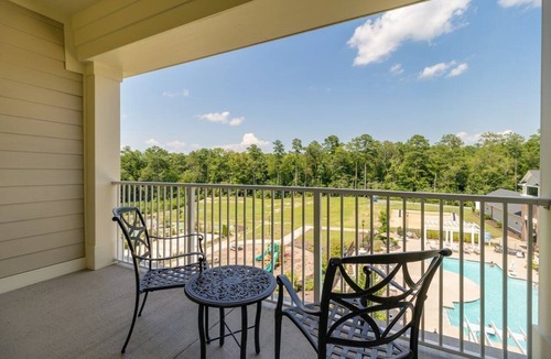 Williamsburg Apartment | Stylish 2BR Suite w/Balcony | Mini Golf & Pool