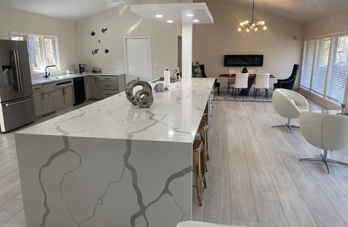 Rockford House | Stylish 3BD w/firepit & big backyard TV Room