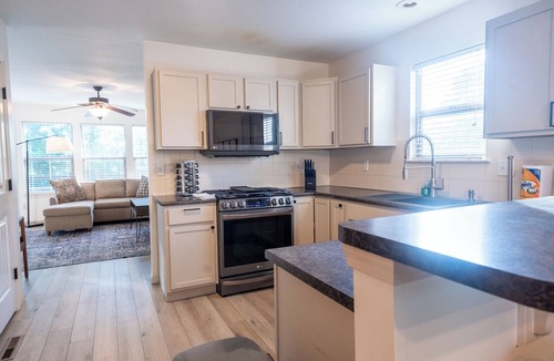 Grandview House | Stylish 4 Bdrm Home - Sleeps 16