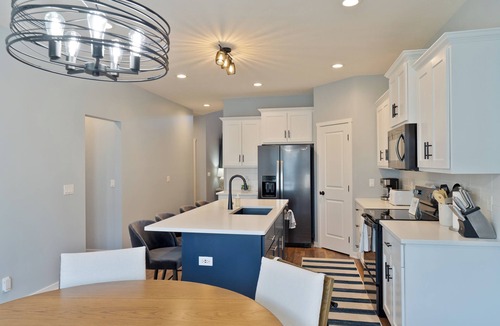 Waterloo House | Stylish 4BR Hot Tub Retreat +Near Omaha + Garage + EV