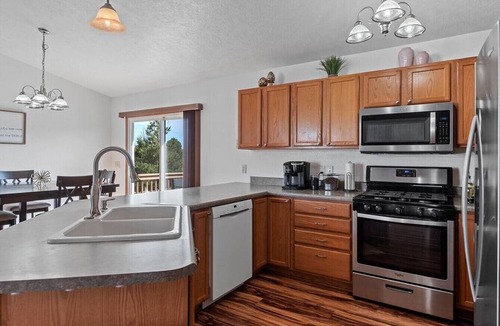 Summerset Apartment | Stylish 5 BR- LG Fenced Backyard and Playground