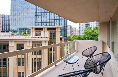 Aurora Highlands Apartment | Stylish Apartment Close to National Landing