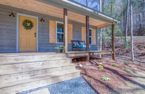 Dahlonega Cabin | Stylish Cabin within a mile of Town Square