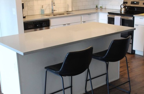 Ames Apartment | Stylish Campustown Stay with Gym & Balcony
