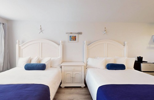 Cape May Court House Hotel | Stylish Double Queen Room for Families and Friends