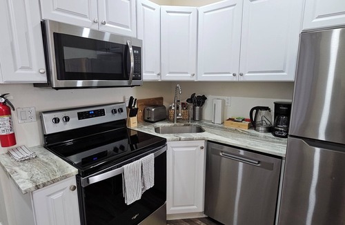 Southwest Center City Apartment | Stylish Grad Hospital Apt Walk to Restaurants & Center City