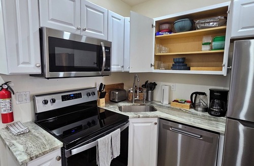 Southwest Center City Apartment | Stylish Grad Hospital Apt Walk to Restaurants & Center City