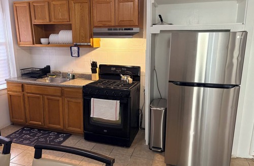 Elizabeth Apartment | Stylish Launch Pad 10 Min to Newark Easy NYC Access