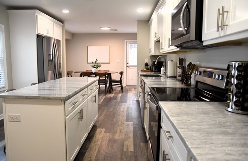 Newark House | Stylish Modern Ranch in Newark - Chef’s Kitchen, Fiber WiFi, Pet-Friendly!