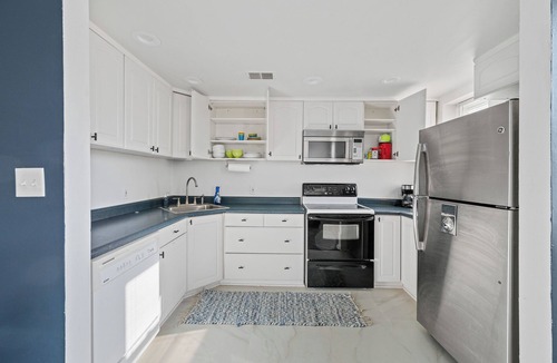 St. Louis House | Stylish Private 1BR Retreat - Firepit, Walk-In Closet + Laundry, 12-Ft Ceilings
