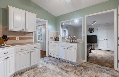 Crestline Heights House | Stylish Stay in Crestwood-South