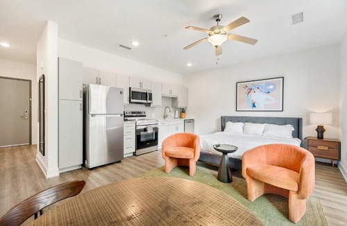 SoNo Apartment | Stylish Studio King Bed Downtown ATL - S3