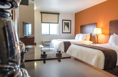 Bismarck Hotel | Stylish Studio Near Bismarck Art Alley – Steps from Cultural Attractions