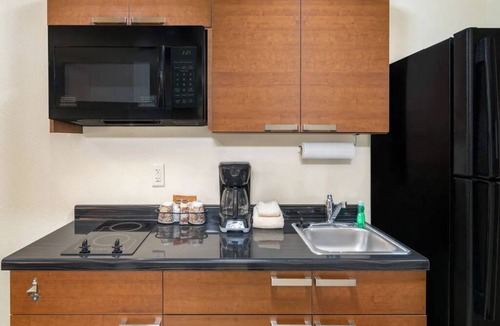 Bismarck Hotel | Stylish Studio Near Bismarck Art Alley – Steps from Cultural Attractions