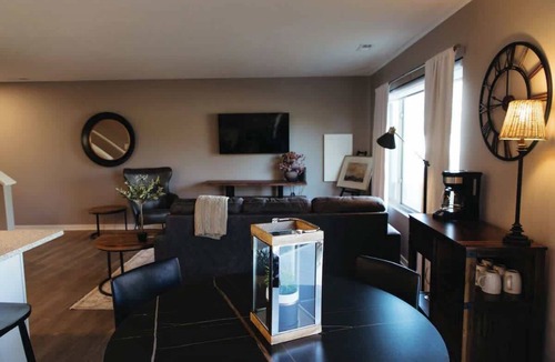 West Omaha House | Stylish W. Omaha House. Shopping. King Suite.
