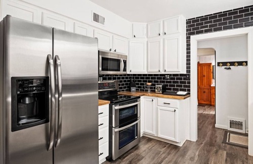 Pekin House | Suburban Sanctuary: 3BD Perfect for Long Stays