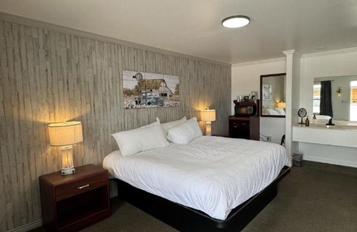 Lusk House | Suite Farmhouse Room