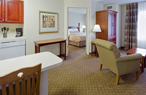 Cranbury Condo | Suite w/Kitchen Only 30 Min to Six Flags!