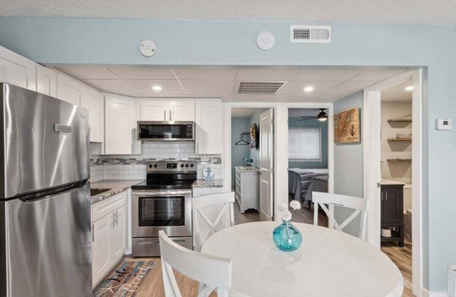 North Wildwood Condo | Sullivan's Cove: 2BR Condo w/Full Kitchen & Pools