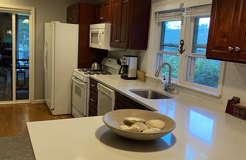 Navesink House | Summer Beach house , 3bds, WiFi, 5 min to Beach National park Fort Hancock!