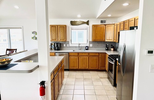 Holgate House | SUMMER PEAK WEEKS AVAILABLE Oceanside 4 Bdm Steps Off Beach, Sleeps 15