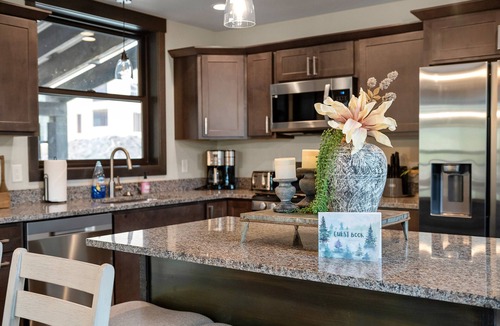 Lead House | Summit Sunset, pet friendly! Hot Tub, Pool access, paved roads, luxury finishes
