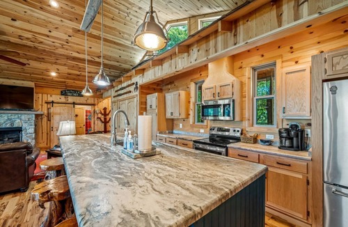 Valley Head Cabin | Sundance Rock -Majestic Cottage with Open Living Spaces and Views in Mentone, Alabama