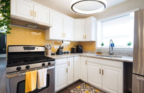 Brighton Park Apartment | Sunflower Apt 10 Min from Downtown Chicago - Sleeps up to 6