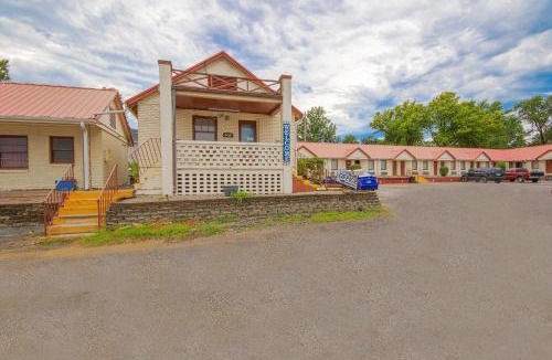 Hiawatha Hotel | Sunflower Motel Hiawatha By OYO