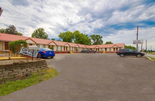 Hiawatha Hotel | Sunflower Motel Hiawatha By OYO