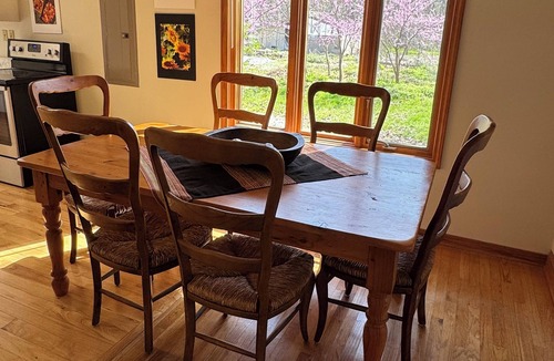 Lawrence House | Sunflower/Mushroom Farmhouse just 6 minutes from Lawrence "Wakarusa Valley Farm"