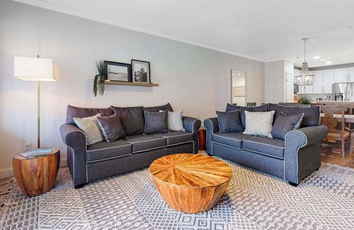 Sunset Island Condo | Sunlit island abode with bayside beach, pools, WiFi, balcony, & AC