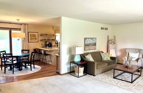 Hutchinson House | Sunlit Maple Inn - Charming 3 bedroom house in NW Hutchinson