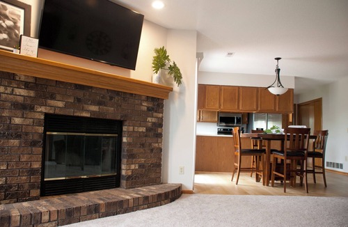 Urbandale Condo | Sunny condo in Urbandale. Quiet neighborhood, plenty of space and relaxing deck!