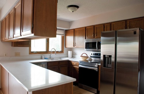 Urbandale Condo | Sunny condo in Urbandale. Quiet neighborhood, plenty of space and relaxing deck!